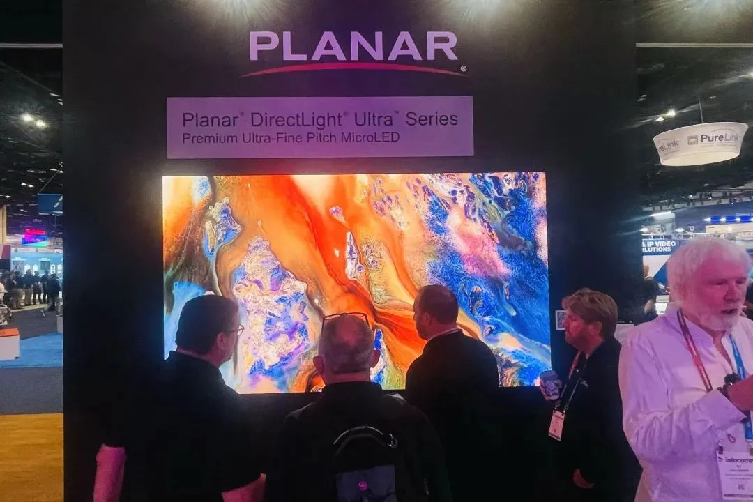 painel de led leyard direct ligth slim na infocomm 2025