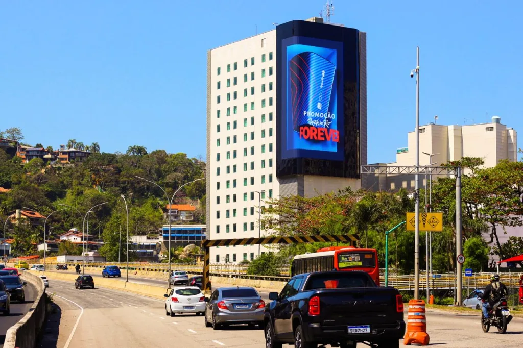 PAINEL DE LED DOOH 3D DA LEYARD EM LONGA DISTÂNCIA