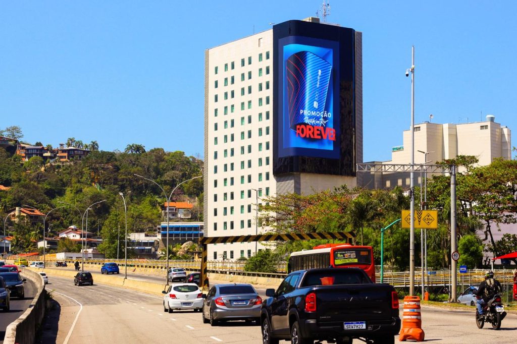 PAINEL DE LED DOOH 3D DA LEYARD EM LONGA DISTÂNCIA